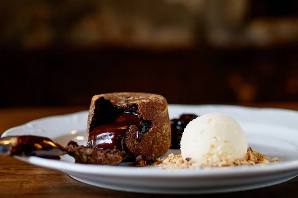 Fondan with syrup and ice-cream on a plate — Stock Photo, Image