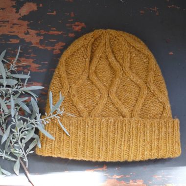 bir desen ile sarı örme yün şapka