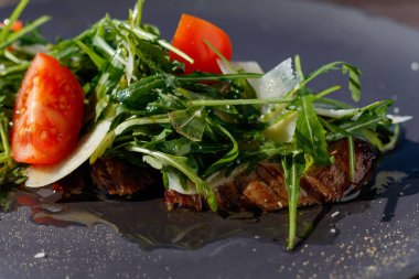 Dana biftek salatası roka, marul, yarısı küçük kiraz domates, Parmesan peyniri