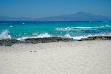 güzel bir plaj beyaz kum ve turkuaz su ile