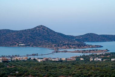 Güzel manzara deniz, dağlar