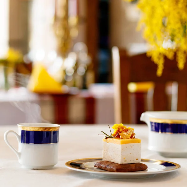 Tiramisu dessert and coffee — Stock Photo, Image