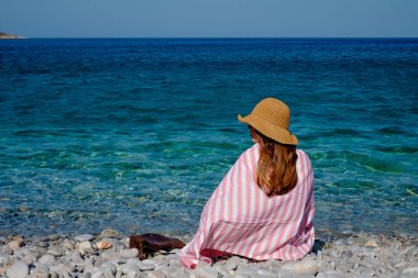 Sahilde güzel manzarası zevk hasır şapkalı genç kız