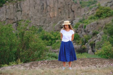 mutlu kız Kanyon bir arka plan üzerinde ayakta