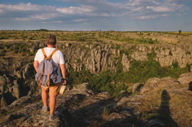 Genç Kanyon uçurumun üzerinde sakal duran adamla