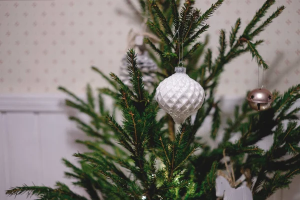 Albero di Natale decorato su sfocato — Foto Stock