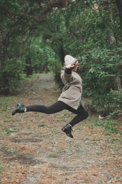Açık havada yaşam tarzı moda sonbahar parkta yürüyen genç ve güzel kadın portresi. Akçaağaç tutan bırakır. Şık gri ceket giymiş, sonbahar doğanın keyfini. Sonbahar renkleri