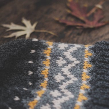 Ponpon ile gri örgü şapka