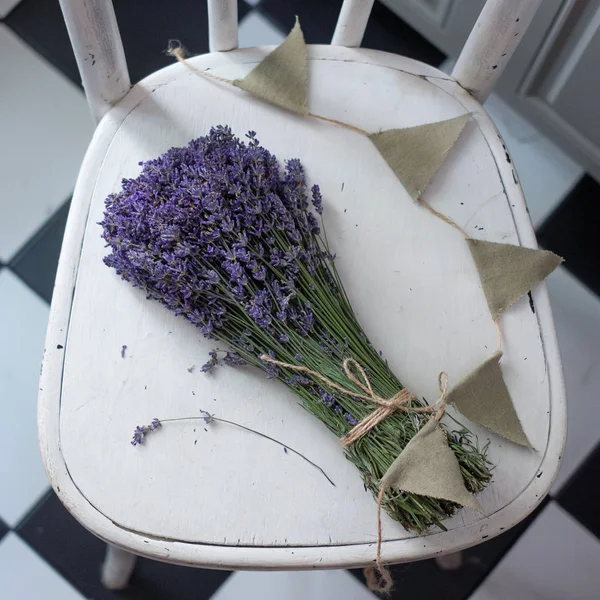 Lavanda en madera vintage con etiqueta en blanco viejo — Foto de Stock