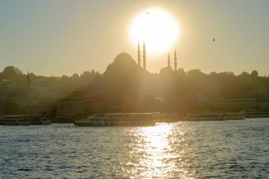 Günbatımında Boğaz 'dan yeni cami manzarası, yumuşak ışıklar.