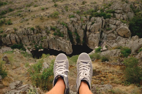 Photo Male Legs Gumshoes Background Canyon — Stock Photo, Image