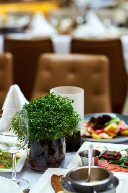 Fırın köfte beton beyaz zemin üzerine pastırma ile pişmiş.