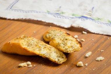 Sarımsaklı ekmek kırıntı ile