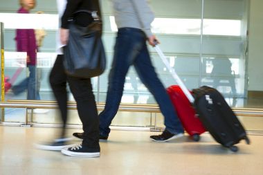 Koridorlarda Bagaj ile acele Havaalanı commuters