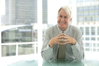 Masa başında oturan bir CEO portresi