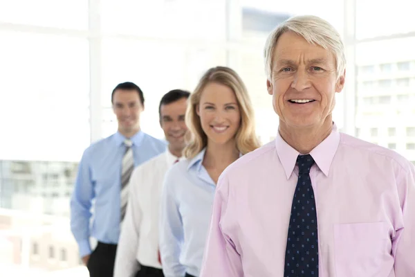 Líder empresarial con equipo — Foto de Stock