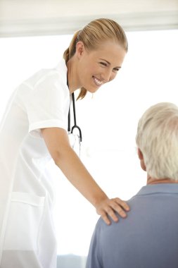 rahatlatıcı kıdemli hasta doktor