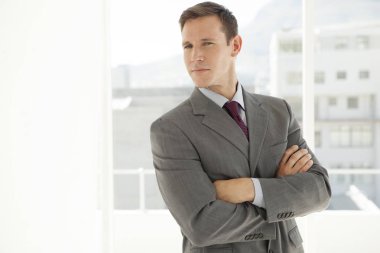 kollarını çapraz genç işadamı portresi