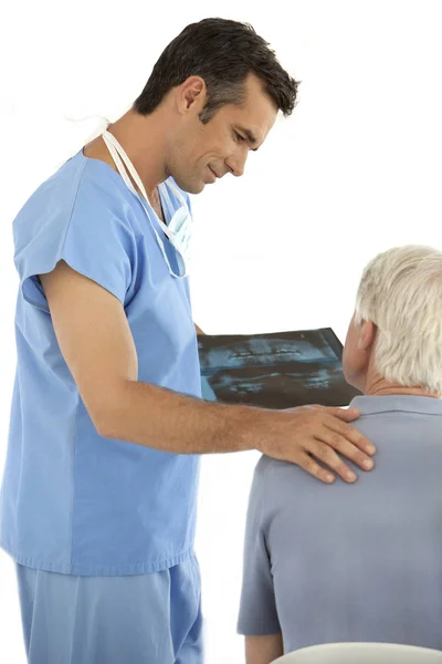 Xray wyświetlone lekarza do pacjenta seniorów — Zdjęcie stockowe
