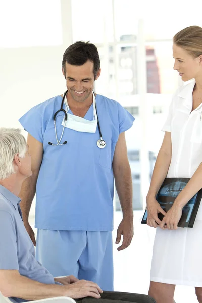Medico e infermiere in visita a un paziente anziano — Foto Stock