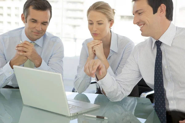 Zakelijke managers voldoet — Stockfoto