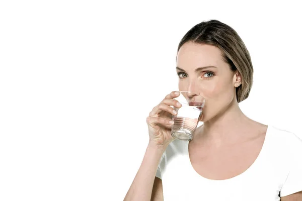 Mujer bebiendo un vaso de agua — Foto de Stock