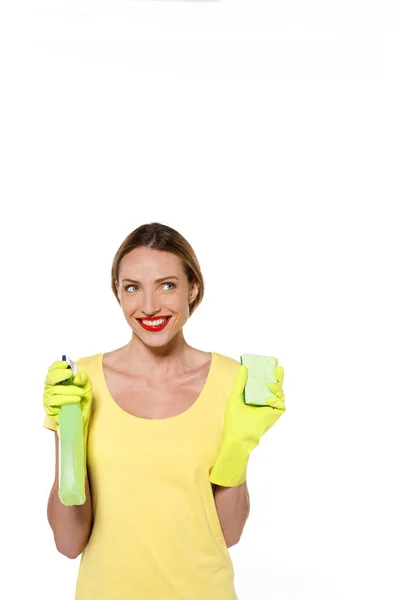 Mujer feliz con productos de limpieza — Foto de Stock