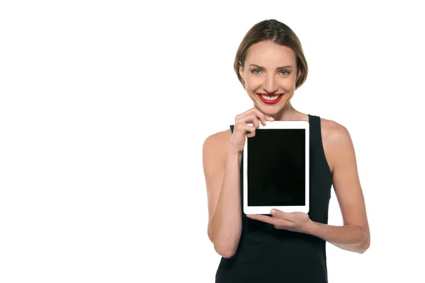 Donna felice mostrando uno schermo tablet — Foto Stock