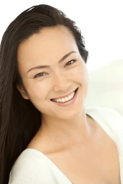 행복 한 젊은 아시아 여자 — 스톡 사진