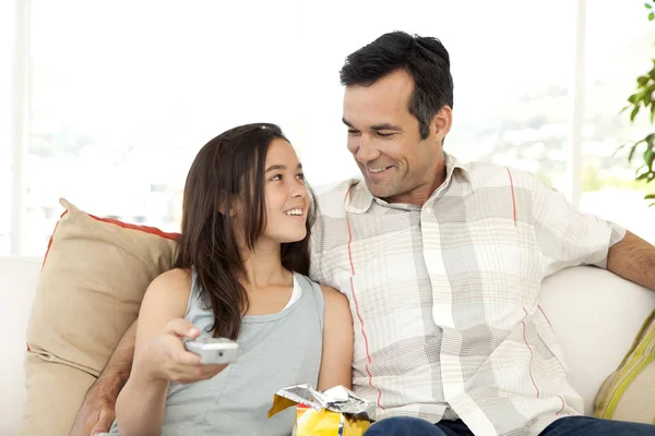 Hombre con hija viendo la televisión — Foto de Stock