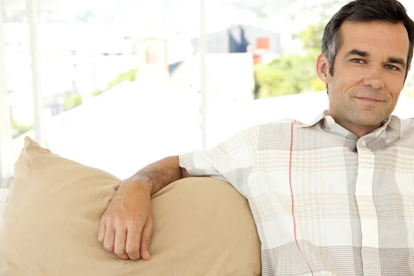 Homem de meia idade relaxante em casa — Fotografia de Stock