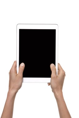 Beyaz arka plan üzerinde tablet holding eller