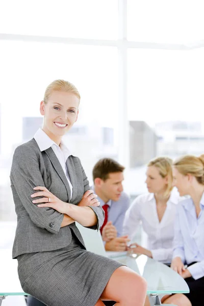 Gelukkig uitvoerende zakenvrouw op werkplek — Stockfoto