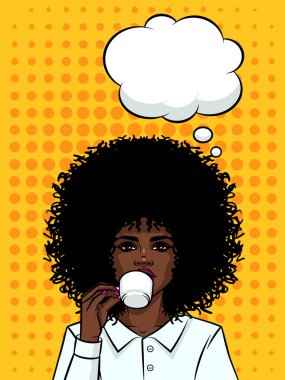 Pop sanat tarzı arka plan üzerinde kahve fincan kızla Afro Amerikan tipi. 