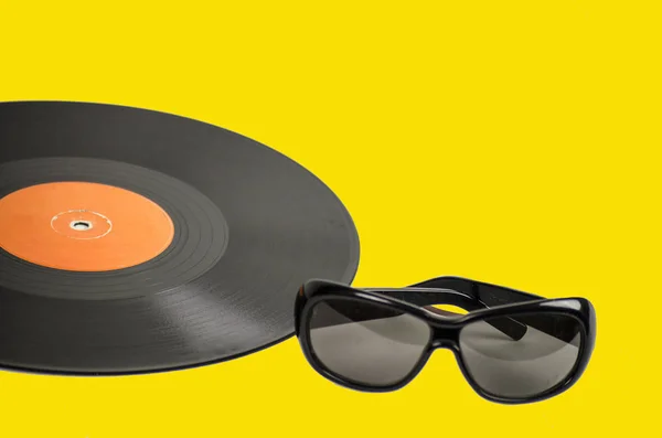 Disco de vinilo vintage y gafas — Foto de Stock