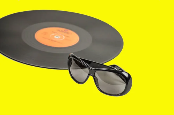 Vintage vinyl record i okulary — Zdjęcie stockowe