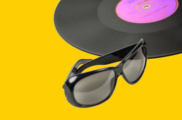 Vintage vinylskiva och glasögon — Stockfoto