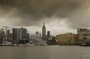 New York'un Manhattan siluetinin nehirden alınan şehir
