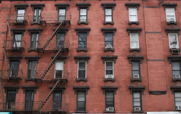 Yangın merdivenleri Manhattan New York ile tipik eski evleri
