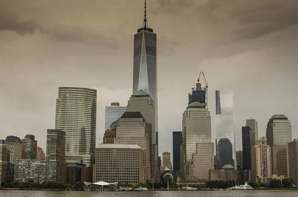 New York Manhattan skyline della città tratto dal fiume — Foto Stock