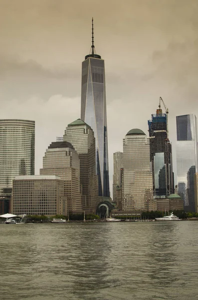 Панорама Манхэттена Нью-Йорка взята из реки — стоковое фото