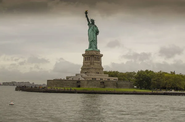 Видом на Нью-Йорк статуя свободи на поганий день погода — стокове фото