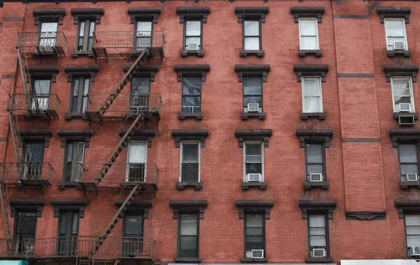 Типовий старі будинки зі сходів вогню в Манхеттен Нью-Йорк Ліцензійні Стокові Фото