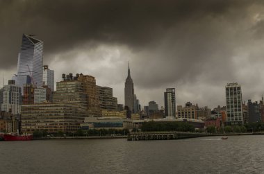 New York'un Manhattan siluetinin nehirden alınan şehir