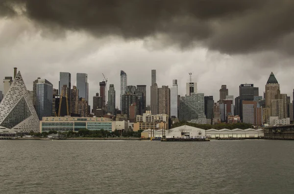 New York Manhattan skyline della città tratto dal fiume — Foto Stock