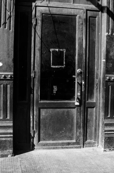 New York old door in a manhattan road — Stock Photo, Image