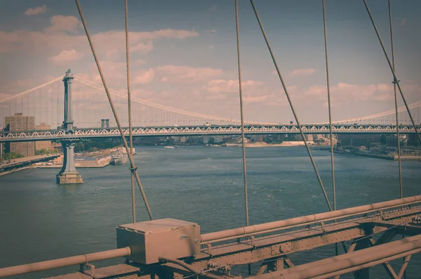 Нью-Йоркский Бруклинский мост с видом на Манхэттенский мост — стоковое фото
