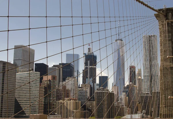 マンハッタンのスカイライン、ブルックリン橋から見た — ストック写真