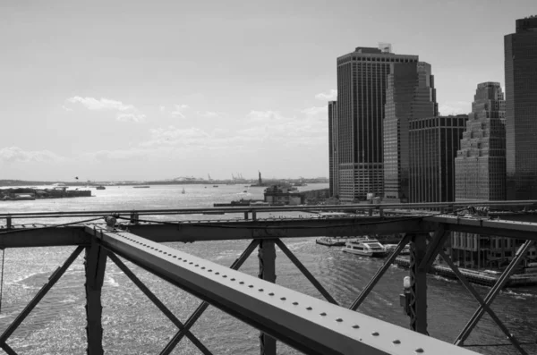 Manhattan horizonte con la Estatua de la Libertad en la distancia, se —  Fotos de Stock