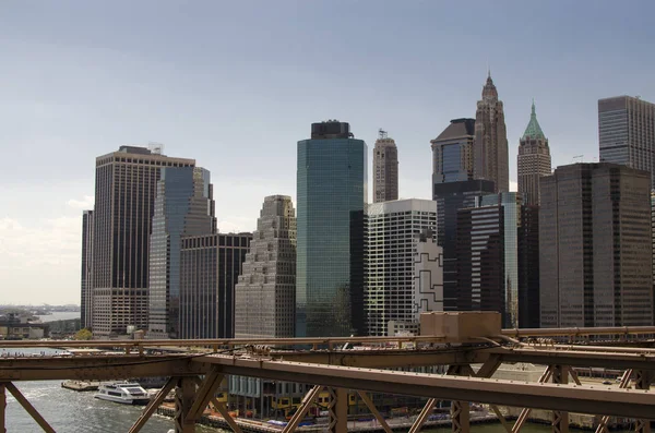 El horizonte de Manhattan visto desde el puente de Brooklyn — Foto de Stock